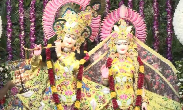 Janmashtami is being celebrated with great enthusiasm across the country huge crowds of devotees are thronging the temples