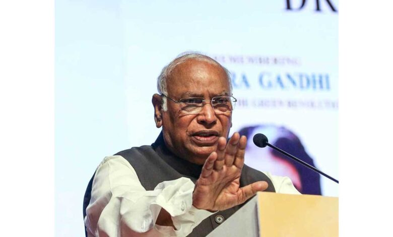 Mallikarjun Kharge takes aim at PM Modi's visit to SRCC.